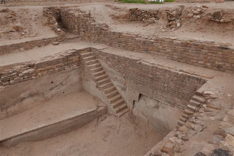  De Dholavira Steen-Steenhouwerij: Een Monumentale Verkenning van Stadsplanning en Ceremoniële Praktijken