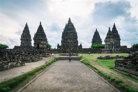  De Prambanan Stele: Een Monumentale Omage aan de Hindoeïstische Godheid Shiva en een Mysterieuze Reflectie van Tijd!