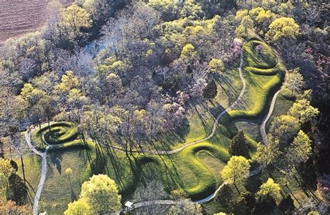  The Great Serpent Mound - Een Monumentale Serpentijnen Tribute aan de Aarde!